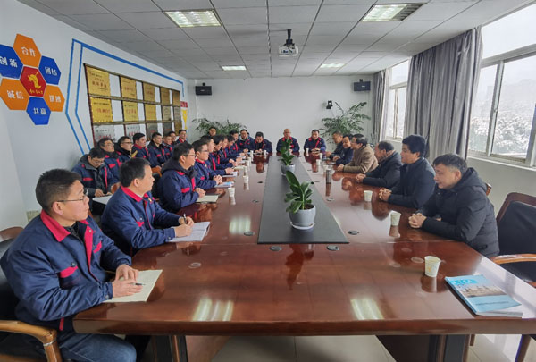 公司領(lǐng)導(dǎo)到各單位拜年 公司領(lǐng)導(dǎo)到各單位拜年