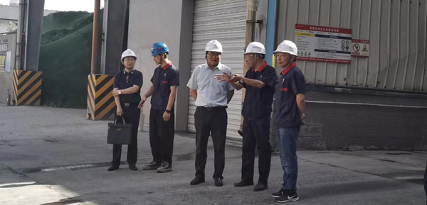 集團(tuán)公司黨委委員、股份公司黨委書記、總經(jīng)理蔣培進(jìn)到建材公司調(diào)研