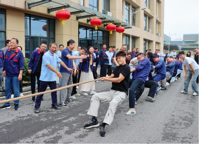 公司舉辦國慶“安裝杯”職工拔河比賽